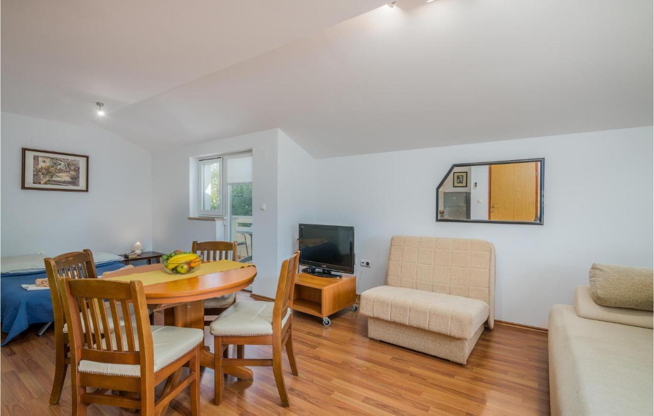 Nice Apartment In Malinska Dubasnica With Kitchen Ngoại thất bức ảnh