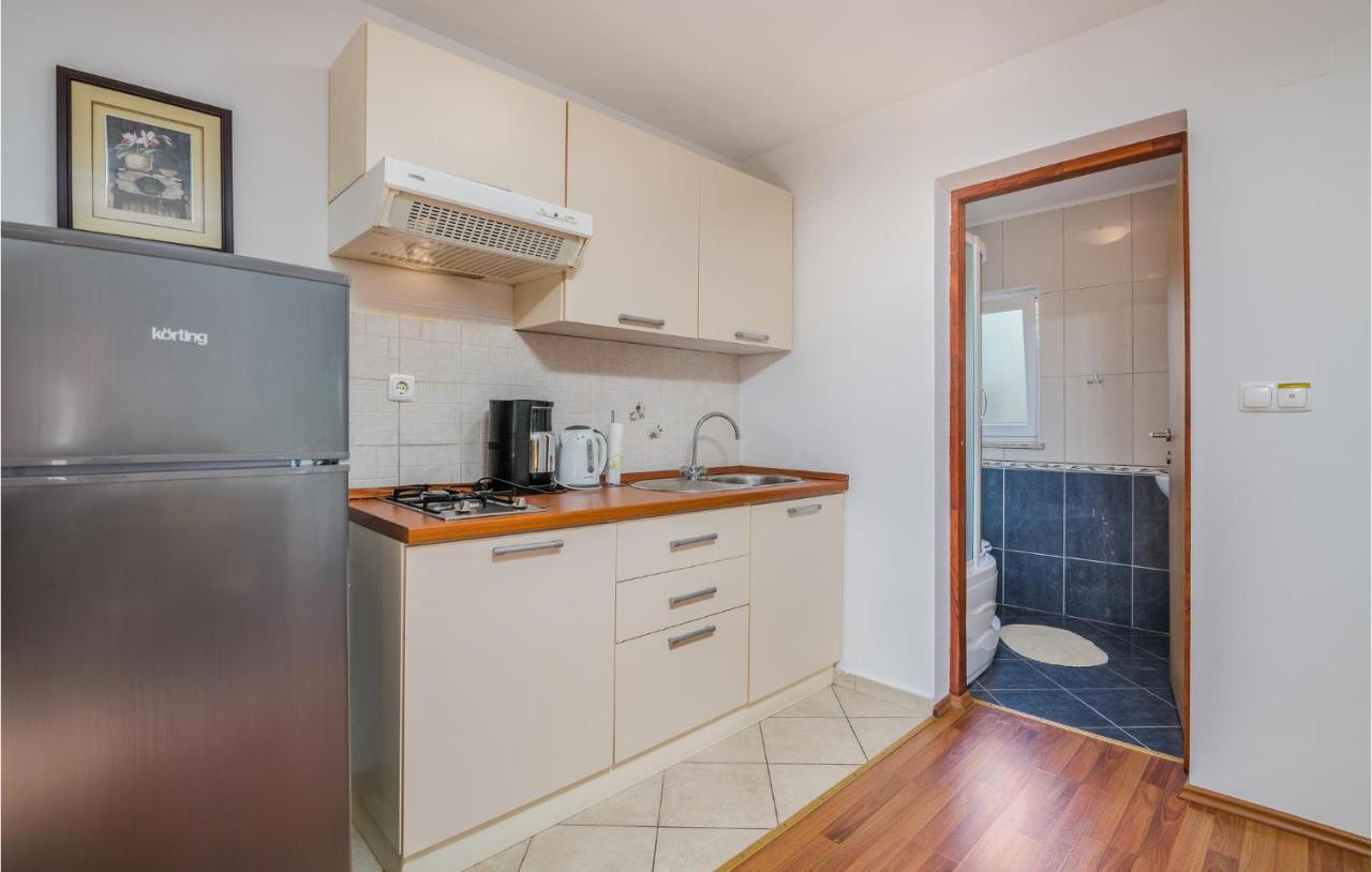 Nice Apartment In Malinska Dubasnica With Kitchen Ngoại thất bức ảnh