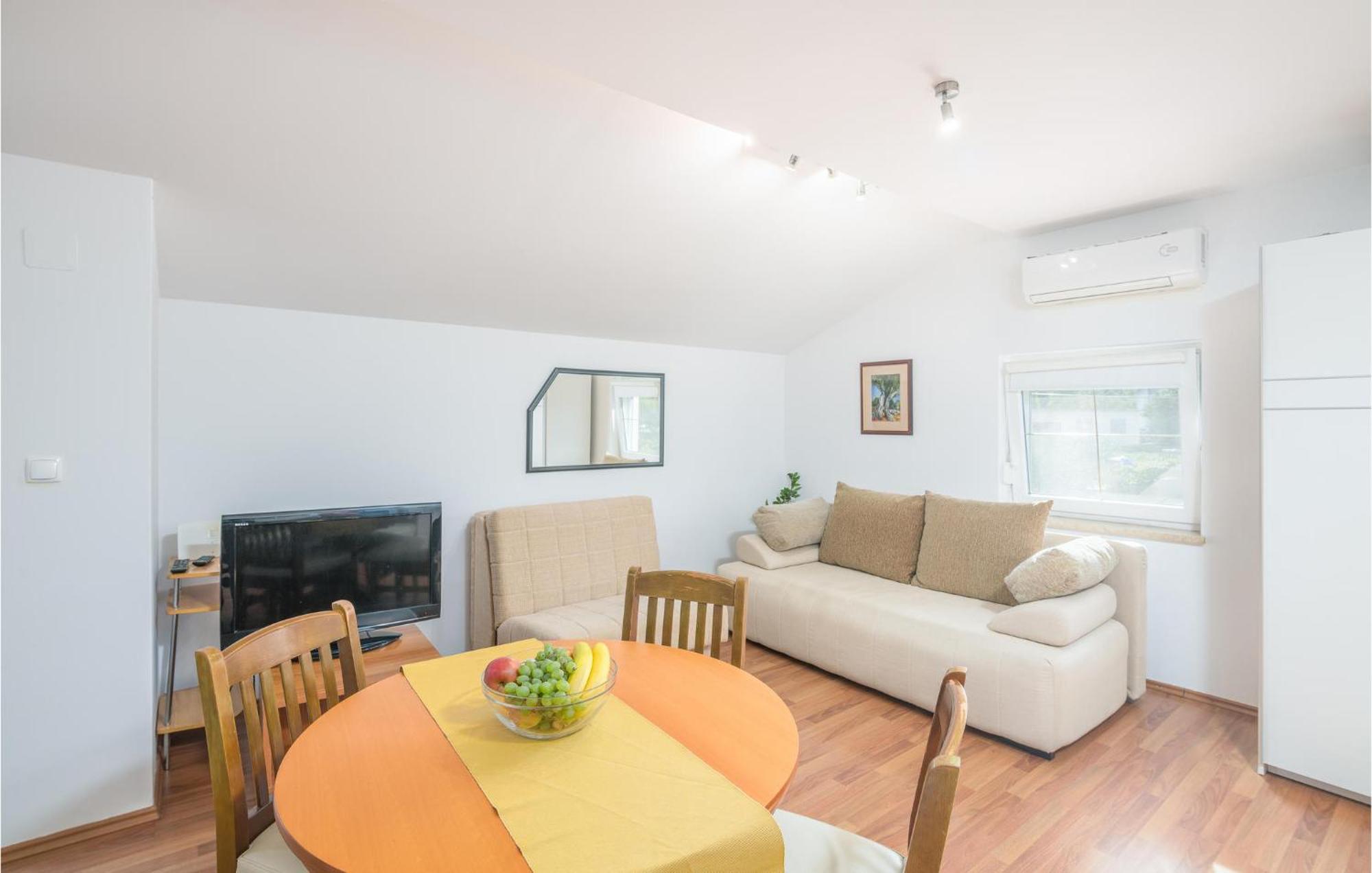 Nice Apartment In Malinska Dubasnica With Kitchen Ngoại thất bức ảnh